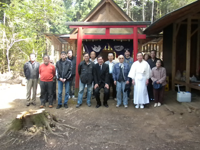 舎人（とねり）神社の前で