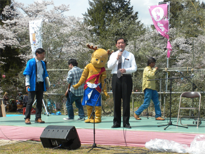 挨拶する荻田県議