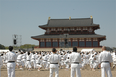 大極殿前で演武する少年等