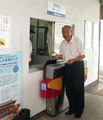 社会実験の通行証を見せて改札を通る