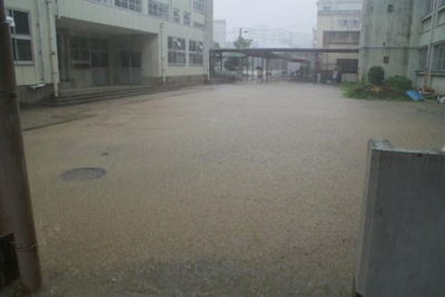 本館と体育館の間が冠水した様子
