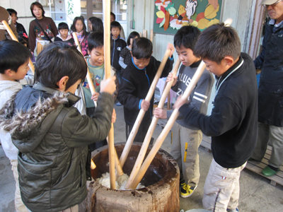 みんなで餅をつく子どもたち