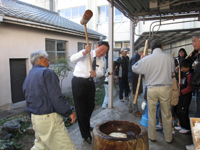 荻田県議も力一杯杵を振るう