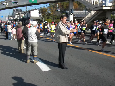 ランナーの皆さんを応援する荻田県議