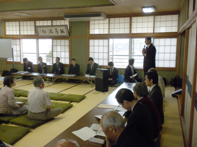 挨拶に立つ荻田県議