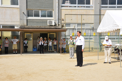 来賓挨拶する荻田県議