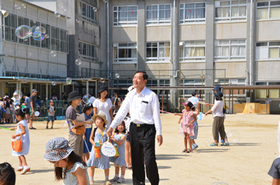 シャボン玉に興ずる子どもたちと一緒に