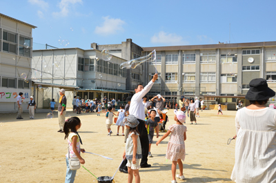 子ども達と一緒にシャボン玉を作る