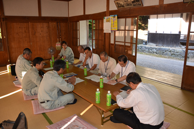 関係者を集めて対策会議を行う荻田県議