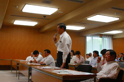 質問に立つ荻田県議