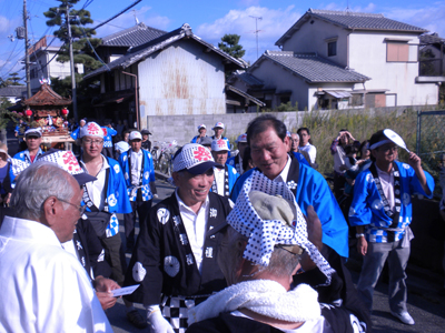 秋祭りに参加する荻田県議