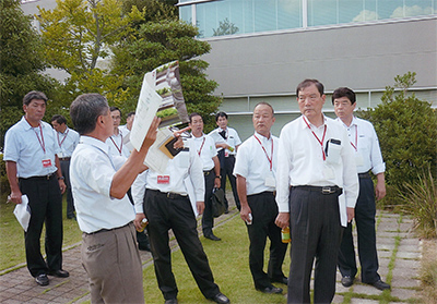 大和ハウス工業・植物栽培ユニット前にて