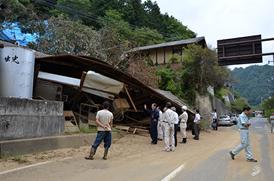 土砂で潰れた茶工場