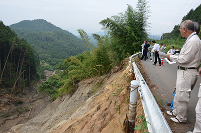 崩落した県道脇の斜面を視察