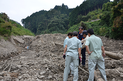 土石流に埋もれた河川を視察