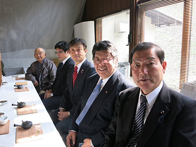 品評会出品茶を頂く、荻田県議と土田市議会議長、堀井参議院議員