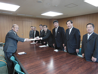 自民党メンバーと知事に要望書を提出