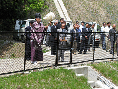 宮司様によるお祓い（水利組合の皆様と安全祈願）