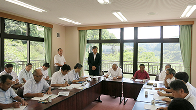 勉強会で挨拶する荻田県議