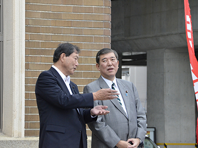 JR奈良駅東口で石破大臣と共に