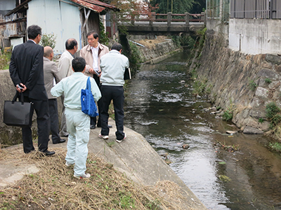 地蔵院川を視察