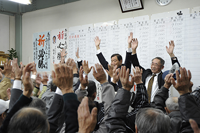 当選を喜ぶ県議