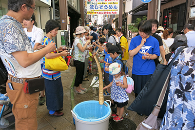 そうめん流しの様子（２）