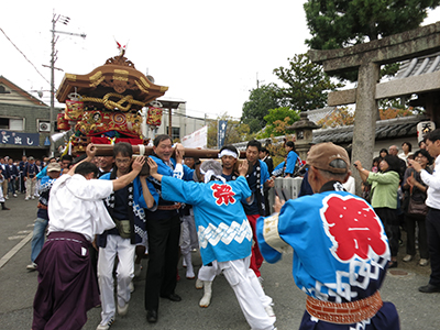 力いっぱい神輿を担ぐ