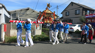 練り歩くお神輿