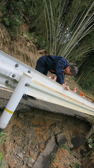 桃香野地区の県道法面崩壊状況