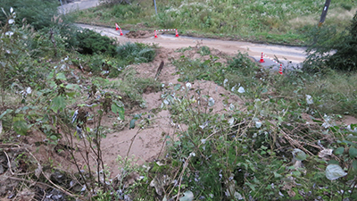 柳生・北野山地区の市道の法面崩壊状況