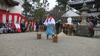 田主が肥を撒く