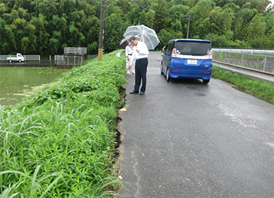 現地を視察