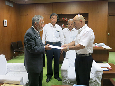 奈良市議会に対して陳情書を手渡す