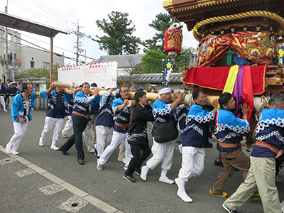 神輿を担ぐ