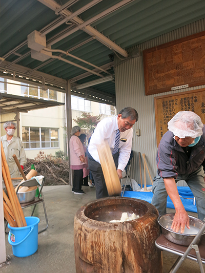 餅つきに挑戦