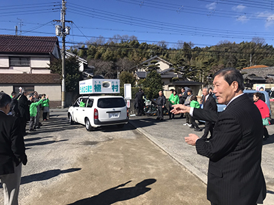 出陣する選挙カーを見送る