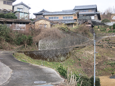 急傾斜地の崩れかけた市道