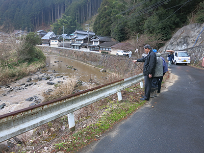 川の流れを遮る岩