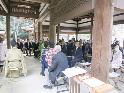 神事に参列