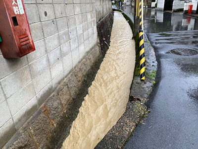 激しく流れる泥水