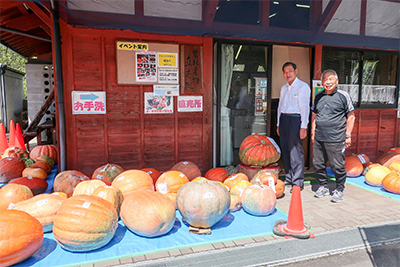 ジャンボかぼちゃ展示即売会の様子