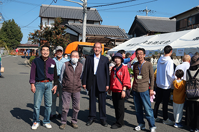 帯解駅前にぎわい市の様子