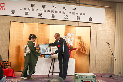 お祝いに色紙を贈呈