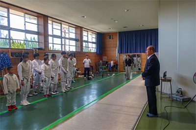 フェンシング競技場で挨拶