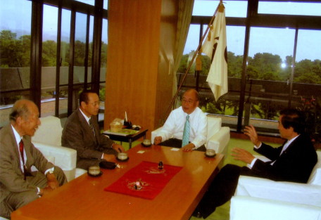 高円歌謡教室の方々、荒井知事と